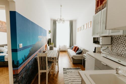 Margaret & Violet - Stylish Central Apartments next to Grand Boulevard