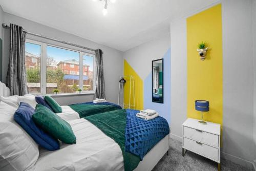 מיטה או מיטות בחדר ב-Modern 3 bed House in Sheffield - Sleeps 7