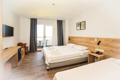 Habitación de hotel con 2 camas y TV en Porta Trakis HOTEL en Bademli