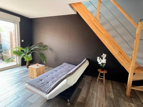 ein Wohnzimmer mit einem Sofa unter einer Treppe in der Unterkunft Nature et Moi in Wittes