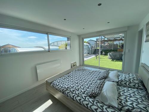 une chambre avec un lit et une grande fenêtre dans l'établissement La Villa Kat'Etoiles, à Vittoncourt