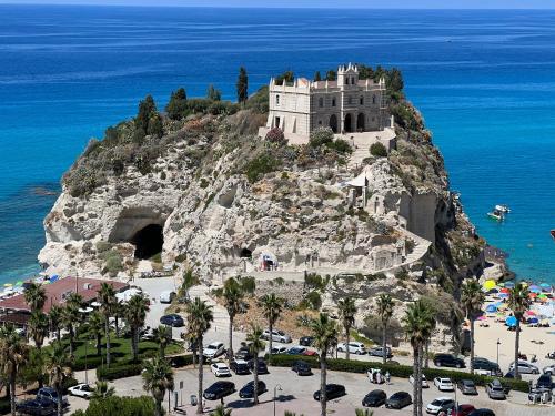 un castello in cima a una montagna vicino all'oceano di Casa La Pineta a Tropea