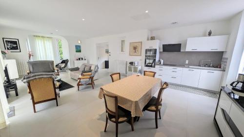 une cuisine et un salon avec une table et des chaises dans l'établissement Ref JAS - Palmes dProperties, à Cannes