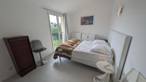 une chambre avec un lit et une fenêtre dans l'établissement Ref JAS - Palmes dProperties, à Cannes