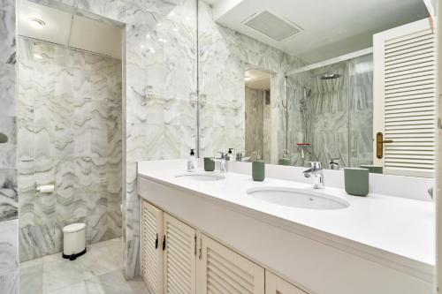 a bathroom with two sinks and a shower at Apartamento Vistamar Marina in Almuñécar