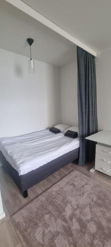 Кровать или кровати в номере Linnankatu Apartment