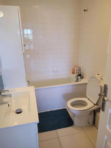 une salle de bain avec toilettes, lavabo et baignoire dans l'établissement Biarritz Milady, à Biarritz