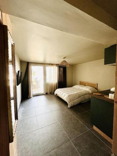 une chambre avec un lit et une grande fenêtre dans l'établissement Studio Mimosa - 500m de la plage, à Lacanau