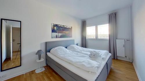 una camera da letto con un gatto sopra di Beautiful 2-bed in Frederiksberg C a Copenaghen