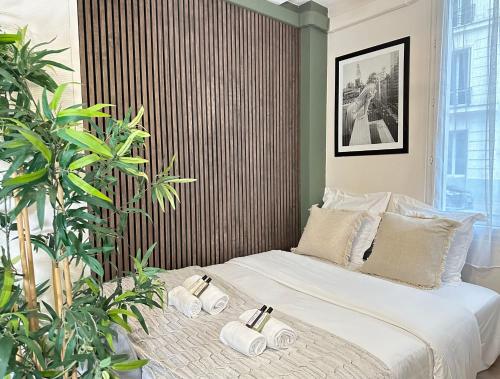 een slaapkamer met een bed met handdoeken erop bij 5496 - Studio Montparnasse Olympic Games 2024 in Parijs