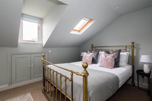 a bedroom with a bed with pink pillows at Homely Parkside 2-Bed Apartment in Primrose Hill in London