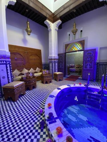 Habitación grande con piscina grande en un edificio en Riad Fes Lile en Fez