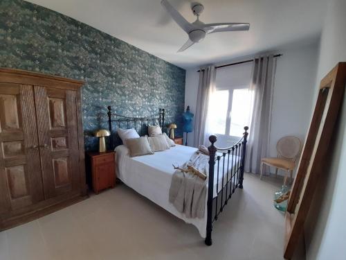 Postel nebo postele na pokoji v ubytování Villa"Kacper"cerca de Gandia ,con vistas al mar y montañas ,piscina 8-10 personas