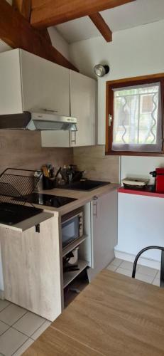 une cuisine avec un évier et une cuisinière dans l'établissement Maison à louer en Ardèche du sud, à Saint-Martin-dʼArdèche