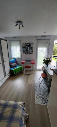un salon avec un lit et une table dans l'établissement Studio au cœur des Minimes à La Rochelle, à La Rochelle