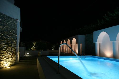 una piscina por la noche con las luces encendidas en Residencia El Chupito en Agropoli