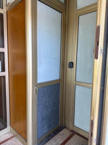 a door with glass windows on a building at Bonito Estudio en San Isidro bien situado in San Isidro