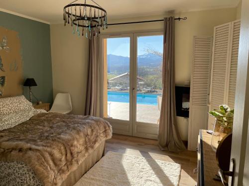 une chambre avec un lit et une vue sur une piscine dans l'établissement Plumage, à Mercenac