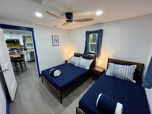 ein Schlafzimmer mit einem blauen Bett und einem Sofa in der Unterkunft Bear Run Bungalow in Hawley