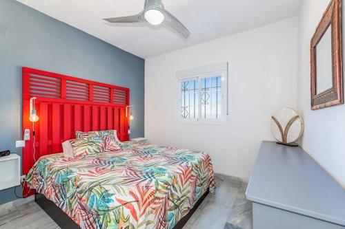 アラウリン・デ・ラ・トレにあるEl Miradorの赤いヘッドボードとベッド付きのベッドルーム1室