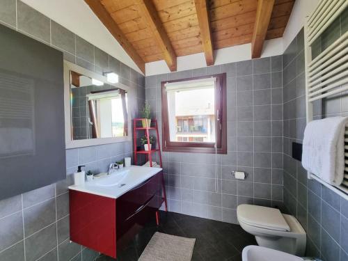 y baño con lavabo y aseo. en Pool relax - Castelnuovo del garda - Garda Lake - Private Parking, en Sandra