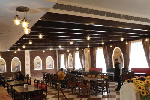 Restoran atau tempat lain untuk makan di Hotel Karnal Haveli