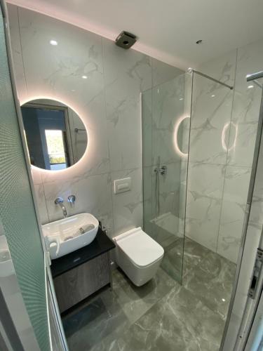 un bagno con wc, lavandino e doccia di Vila Brisild a Ksamil