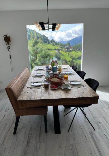 ラーデンタインにあるHaus St Peter , op 5 auto minuten van een geweldig skigebiedの木製テーブル