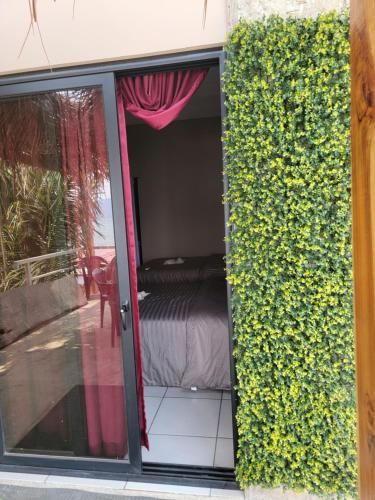 przesuwane szklane drzwi z sypialnią wewnątrz w obiekcie Restaurante y Hostal Romayor w mieście Santa Ana