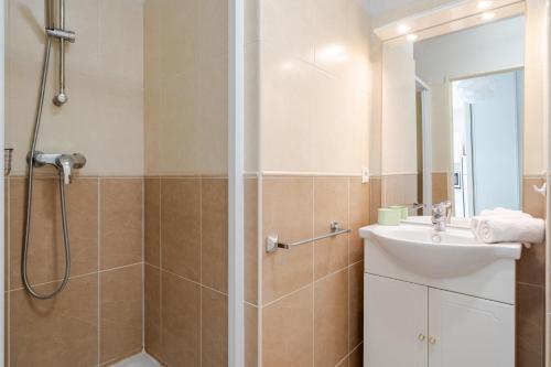 une salle de bain avec douche et lavabo dans l'établissement 2P à 50m de la plage, climatisé, parking, à Villeneuve-Loubet