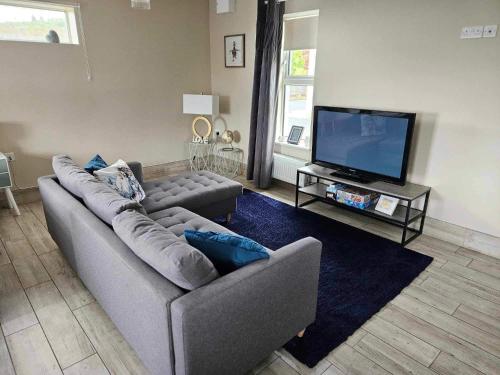 鄧多克的住宿－Croí Beag Luxury Studio，带沙发和平面电视的客厅