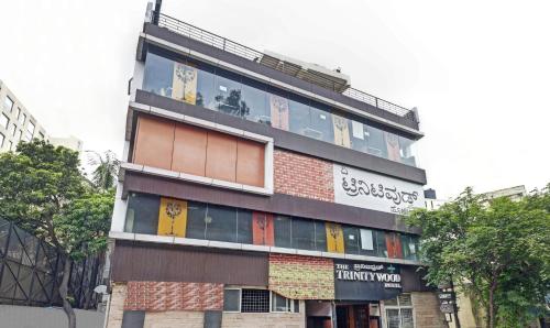 un edificio alto con molte finestre di Treebo Trend Trinitywood a Bangalore