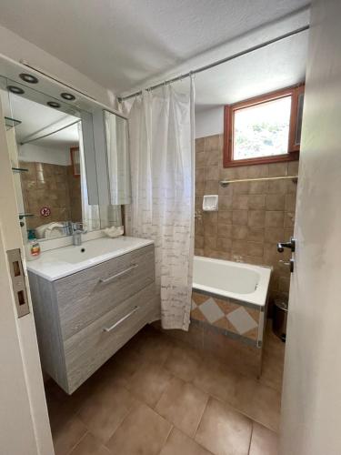 Bilik mandi di Villa Limni