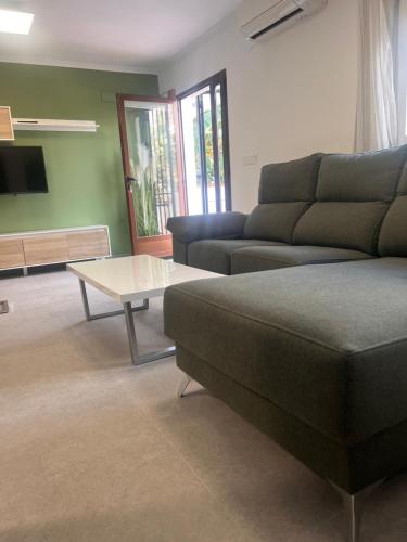 a living room with a couch and a coffee table at Complejo Bellavista Residencial in Pego