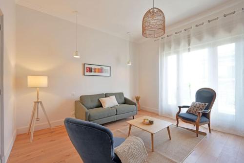 un salon avec un canapé, des chaises et une table dans l'établissement Une Nuit d'été - Vue Palais des Papes - Clim - Wi-Fi - Double terrasse - Parking gratuit, à Avignon