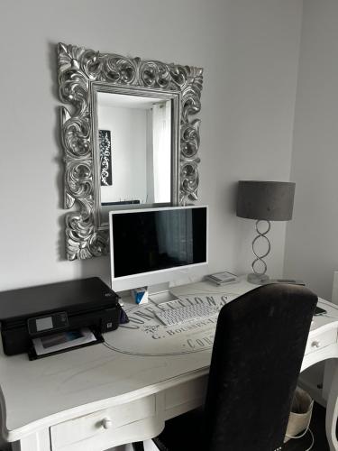 - un bureau avec un ordinateur et un miroir dans l'établissement Modern appartement, à Nogent-sur-Marne