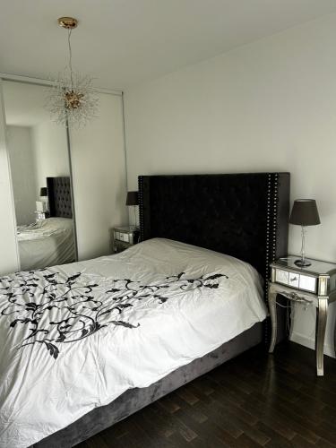 une chambre avec un lit, un miroir et une table dans l'établissement Modern appartement, à Nogent-sur-Marne