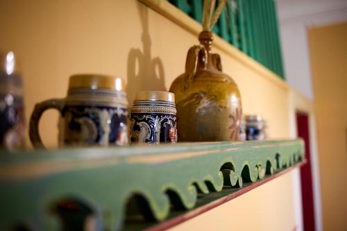 uma prateleira com vasos em cima em Agriturismo Teatro del grano em Alberobello