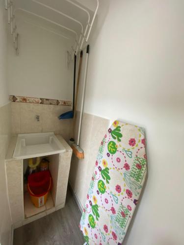 una cocina con fregadero y una cama en una habitación en Apartamento, en Cartagena de Indias
