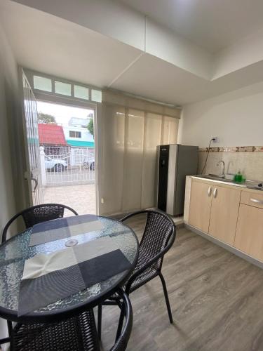 een tafel en stoelen in een kamer met een keuken bij Apartamento in Cartagena