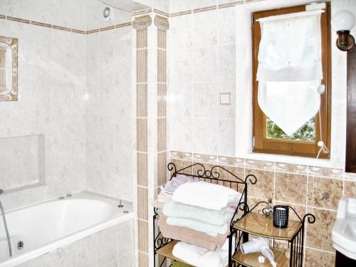 ein Badezimmer mit einer Badewanne und einem Waschbecken in der Unterkunft Maison de 3 chambres avec jardin clos et wifi a Cheronvilliers in Chéronvilliers