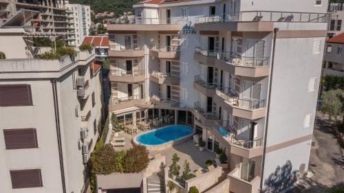 eine Luftansicht eines Apartmentgebäudes mit einem Pool in der Unterkunft Apartments Del Mar in Petrovac na Moru