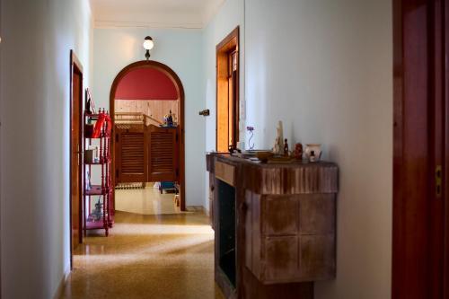 um corredor com um quarto com um arco e um quarto com um corredor em Agriturismo Teatro del grano em Alberobello