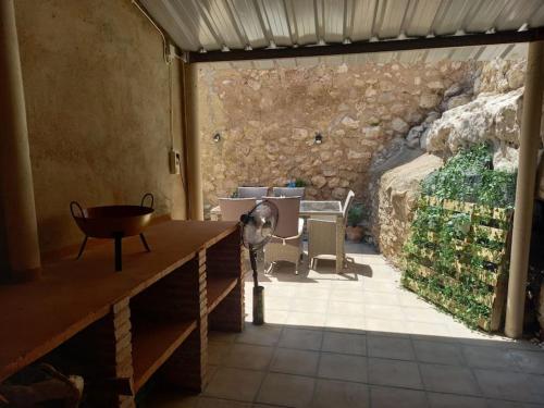 Pokój z umywalką i kamienną ścianą w obiekcie Casa rural con barbacoa y amplia terraza. w mieście Jorquera