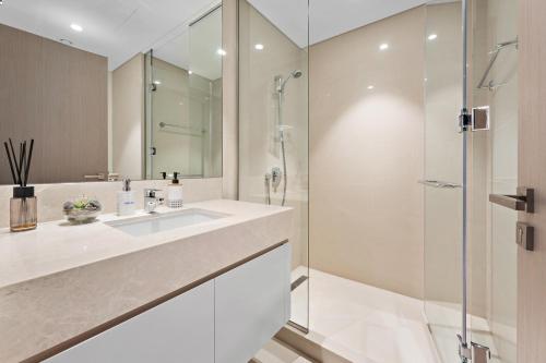 La salle de bains est pourvue d'un lavabo et d'une douche. dans l'établissement Spacious 2 bedroom in Downtown - 5 min to Dubai Mall, à Dubaï