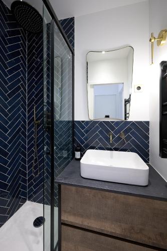 une salle de bain avec un lavabo blanc et un miroir dans l'établissement Studio design tout équipé avec balcon, à Paris