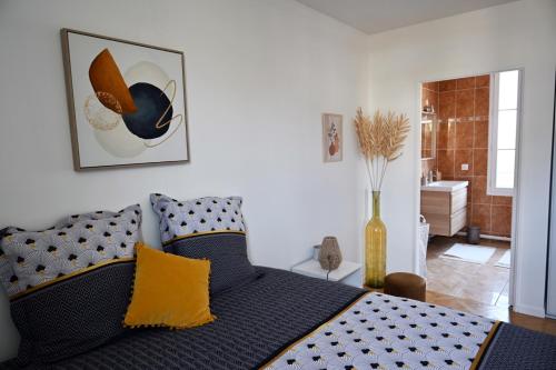 ein Schlafzimmer mit einem Bett und einer Vase in der Unterkunft Disneyland Paris Modern Villa in Bailly-Romainvilliers