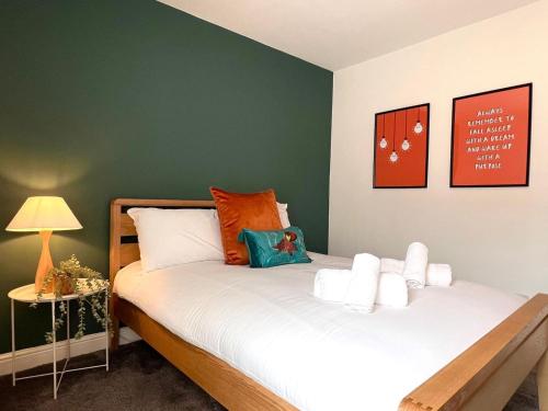 מיטה או מיטות בחדר ב-Quaint 2Bed House near Wigan Centre