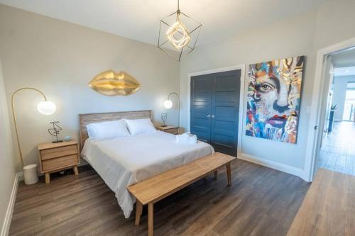 River Oasis, Khlozy Escape the Ordinary في كورنوول: غرفة نوم فيها سرير ومقعد