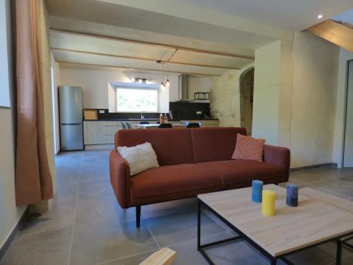 a living room with a couch and a table at Camin'hôtes Gîte Spa Drôme Lavande in Béconne